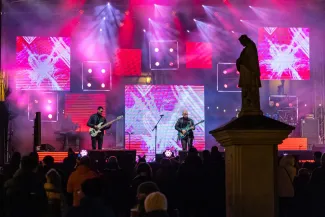 na zdjęciu osoby podczas grania orkiestry 