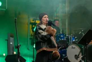 na zdjęciu osoby podczas grania orkiestry 