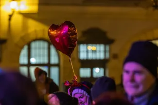 na zdjęciu osoby podczas grania orkiestry 