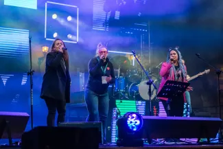 na zdjęciu osoby podczas grania orkiestry 