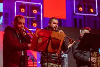 na zdjęciu osoby podczas grania orkiestry 