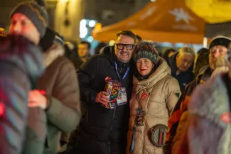 na zdjęciu osoby podczas grania orkiestry 