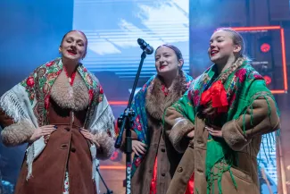 na zdjęciu osoby podczas grania orkiestry 