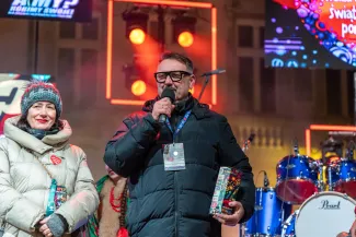 na zdjęciu osoby podczas grania orkiestry 