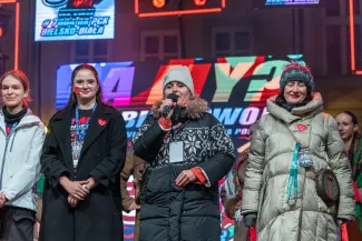 na zdjęciu osoby podczas grania orkiestry 