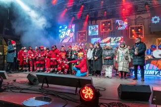 na zdjęciu osoby podczas grania orkiestry 