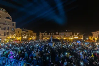 na zdjęciu osoby podczas grania orkiestry 