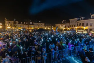na zdjęciu osoby podczas grania orkiestry 