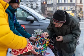 na zdjęciu osoby podczas grania orkiestry 