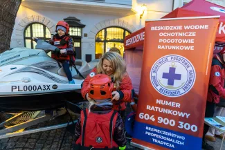 na zdjęciu osoby podczas grania orkiestry 