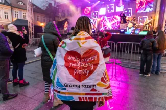 na zdjęciu osoby podczas grania orkiestry 