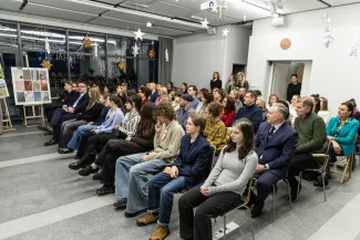 na zdjęciu osoby podczas spotkania