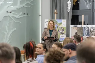 na zdjęciu osoby podczas spotkania