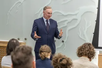 na zdjęciu osoby podczas spotkania