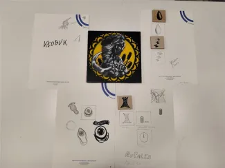 Zdjecie tablicy z kartkami.