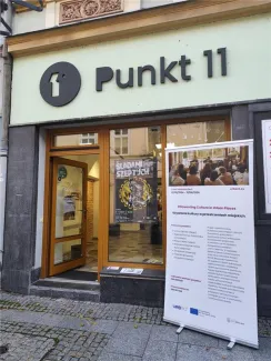 Zdjęcie przedstawiajace wejscie do Punktu11.