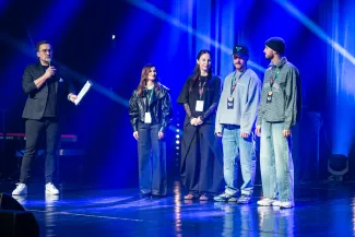 na zdjęciu osoby na scenie