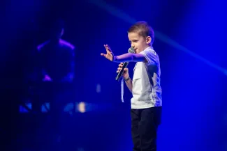 na zdjęciu osoby na scenie