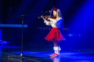 na zdjęciu osoby na scenie