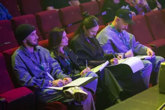 na zdjęciu osoby na scenie