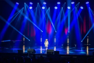 na zdjęciu osoby na scenie