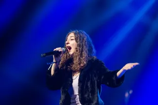 na zdjęciu osoby na scenie