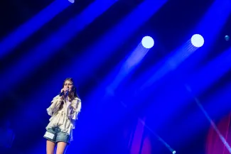 na zdjęciu osoby na scenie