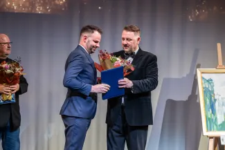 na zdjęciu osoby na scenie