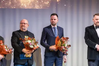 na zdjęciu osoby na scenie