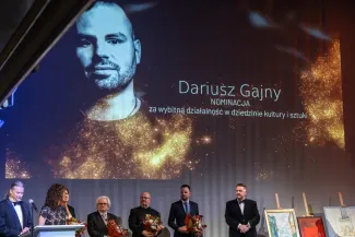 na zdjęciu osoby na scenie