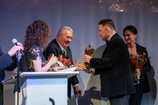 na zdjęciu osoby na scenie