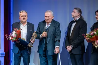 na zdjęciu osoby na scenie