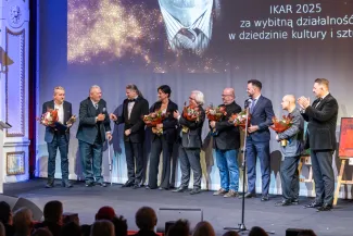 na zdjęciu osoby na scenie