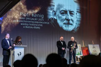 na zdjęciu osoby na scenie