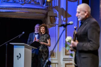 na zdjęciu osoby na scenie