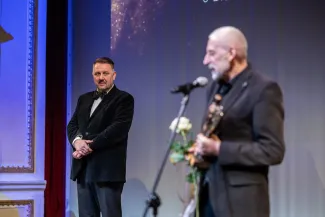 na zdjęciu osoby na scenie