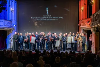 na zdjęciu osoby na scenie