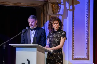 na zdjęciu osoby na scenie