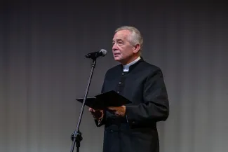 na zdjęciu osoby na scenie