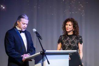 na zdjęciu osoby na scenie