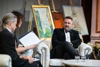 na zdjęciu osoby na scenie