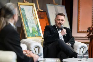 na zdjęciu osoby na scenie