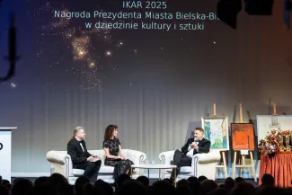 na zdjęciu osoby na scenie