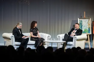 na zdjęciu osoby na scenie