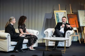 na zdjęciu osoby na scenie