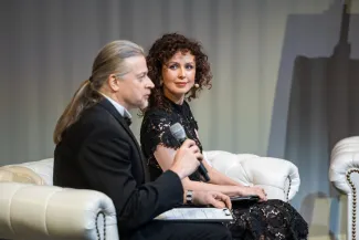 na zdjęciu osoby na scenie