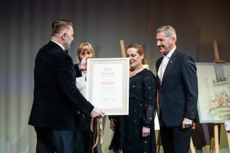 na zdjęciu osoby na scenie