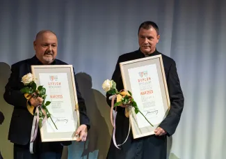 na zdjęciu osoby na scenie