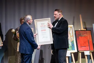 na zdjęciu osoby na scenie