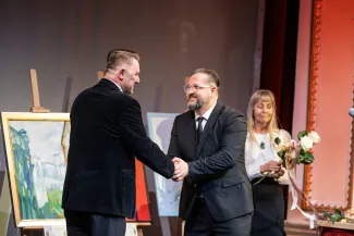 na zdjęciu osoby na scenie